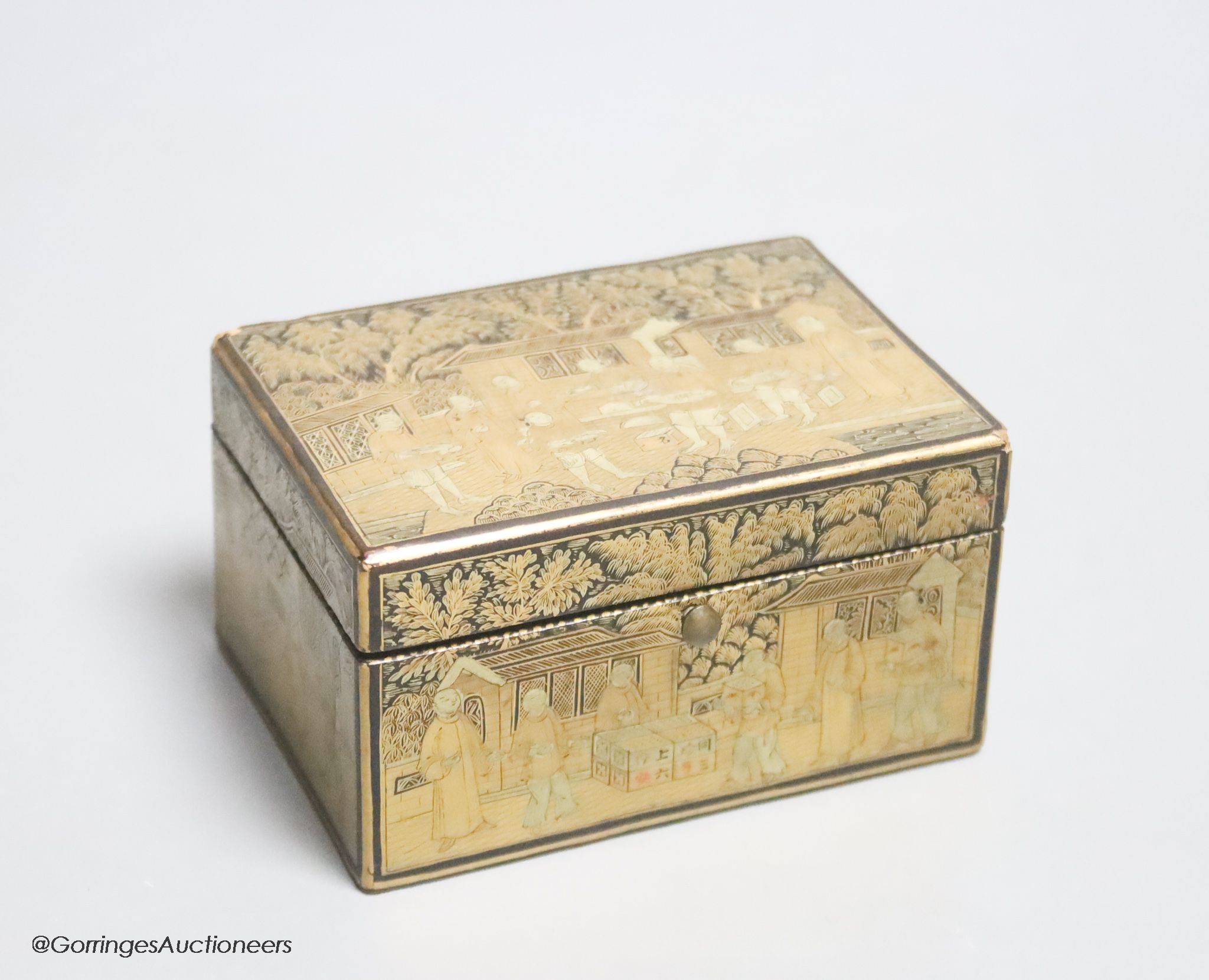 A Chinese gilt decorated lacquer box, 9.5cm